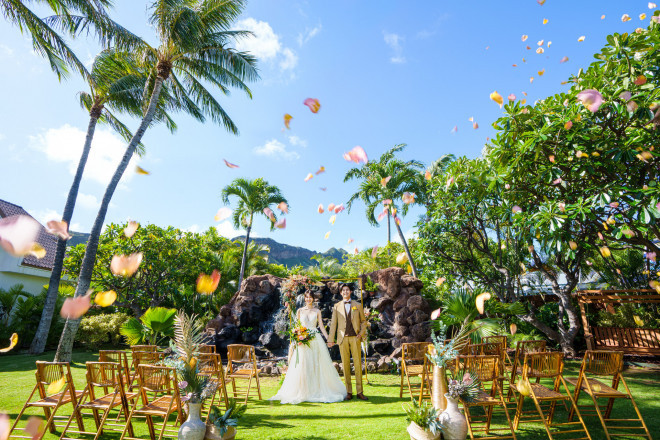 ダイヤモンドヘッドの麓、広大な敷地を有する邸宅のガーデンがおふたりのウエディングステージ。まるでダイヤモンドヘッドから滝が流れるように設置されたボルケーノの前で、ハワイらしいガーデンウエディングを。