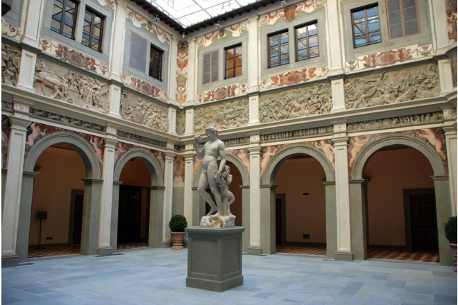 フィレンツェの目玉、ウフィツィ美術館やドゥオーモにも程近い、セレブリティにも愛されるハイクラスホテルに滞在。