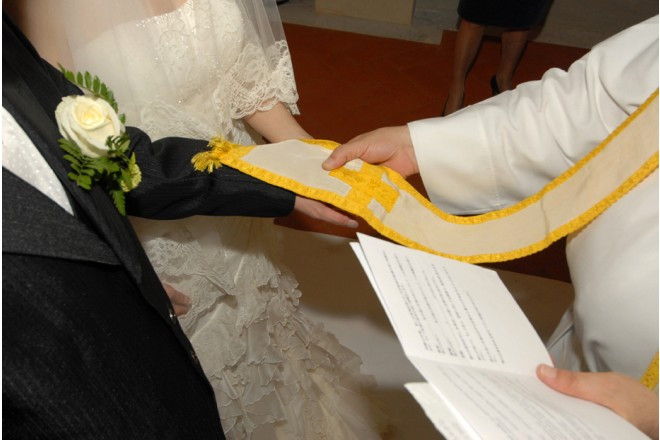 神父さまからの祝福を受けて厳かな式が叶います。