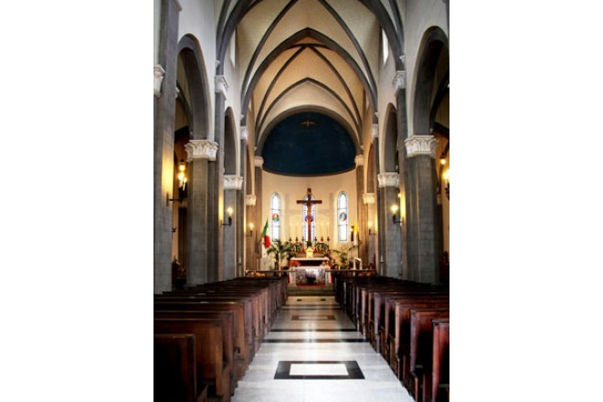 静謐と神聖さが同居した教会内部。