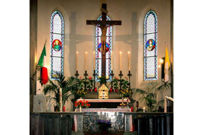 祭壇の十字架とステンドグラスの輝きが厳かな雰囲気をかもし出します。