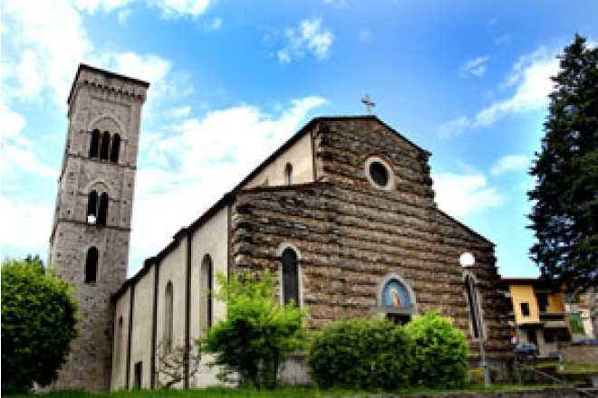 ネオ・ゴシック建築の重厚な佇まいの教会。