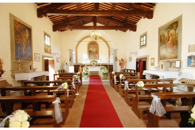 絵画が飾られ、気品あるサロンのようなセレモニースペース。