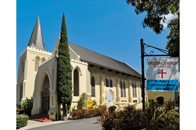 白い壁と三角屋根が青空に映えるハワイの格式ある教会