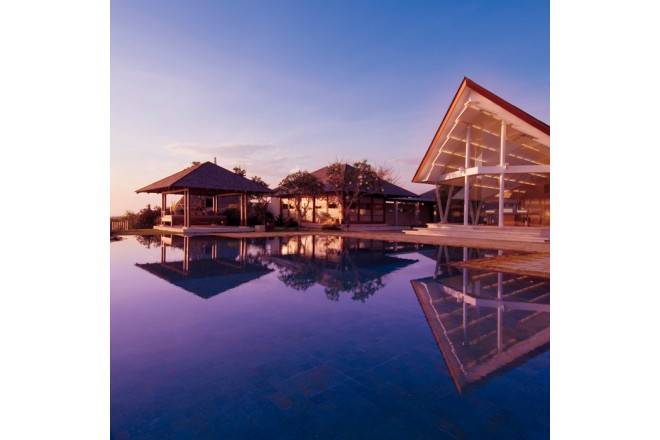 ウルワツの茜色の夕日を受けて佇むモダンなチャペル。