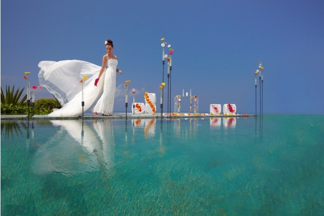 新スタイル、ウォーターウエディングも登場。水辺に立つ花嫁の姿は凛として美麗。