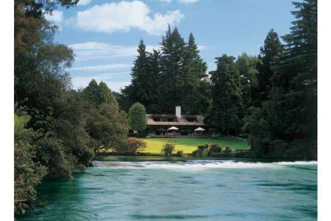 河のせせらぎ、小鳥たちのさえずりと共に送るリゾートステイ。