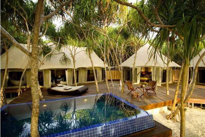 延べ面積1600平方メートルの敷地に、6棟のテント・プールヴィラが展開するマディヴァル島。