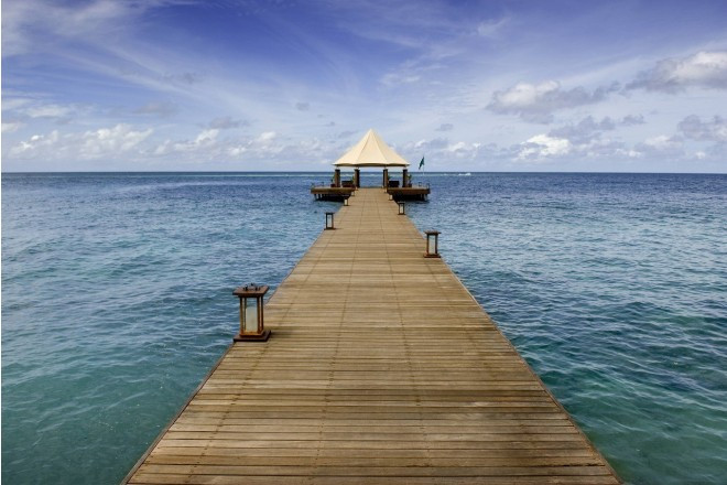 ビーチに設営された祭壇でのセレモニー。