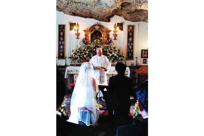 歴史の重みを感じながらのクラシカルウエディングが叶います。