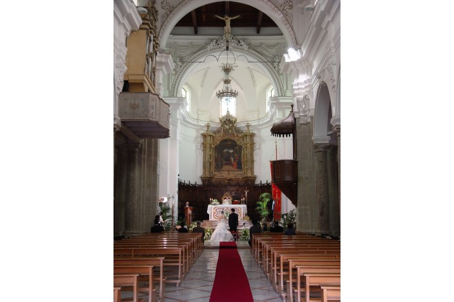 邸宅は、教会を備えたヴィラとして現存しています。