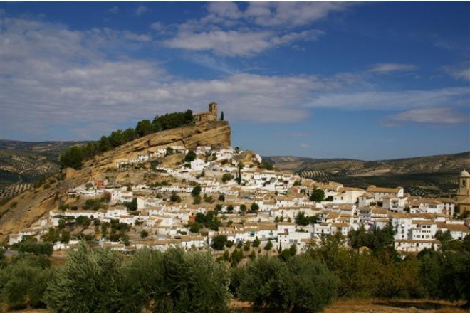 断崖絶壁の丘の上に教会がそびえたつ、幻想的な美しさを漂わせる景観。