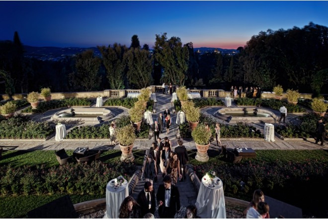 広大なトスカーナの緑地の中に立つラグジュアリーホテルでのウエディング。