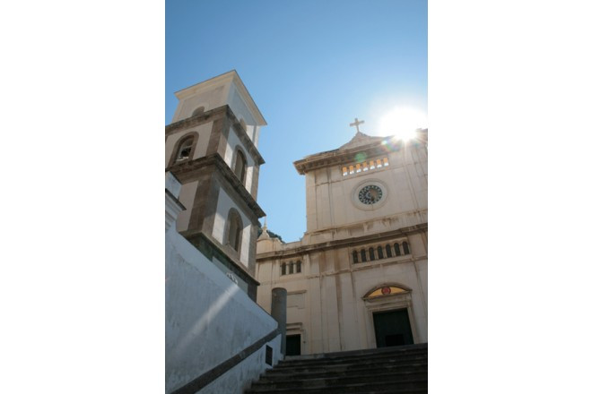 街の中心地に立つ、シンボル的存在の教会。