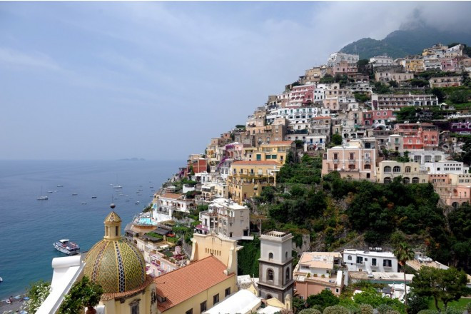 色とりどりの家並みが美しく折り重なるアマルフィ海岸。