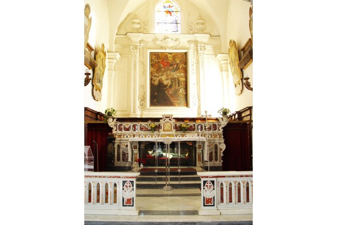 厳かな気持ちになる美しい祭壇画を前にした永遠の誓い。