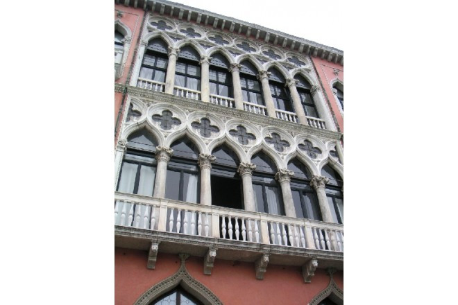 ヴェネツィアの名門貴族ピッサーニ家の館として15世紀に建造された宮殿。