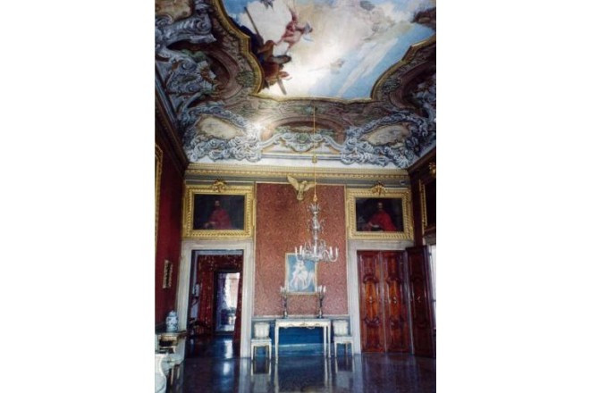 美しい天井画や歴史を感じる調度品の数々。