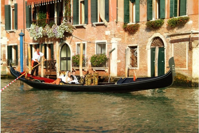 新郎新婦は趣深いゴンドラに乗り、宮殿へと向かいます。