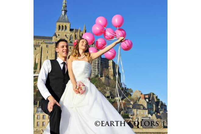 モンサンミッシェル島内にて行われる厳粛なウエディング。二人の婚姻届は、永遠に世界遺産の地「モンサンミッシェル」で保管されます。挙式前後のフォトツアーでは数多くのビューポイントで撮影!