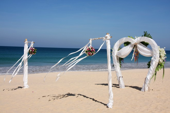 ふたりだけの特別なセレモニー。開放感溢れる白砂の上で行われるビーチウエディング。