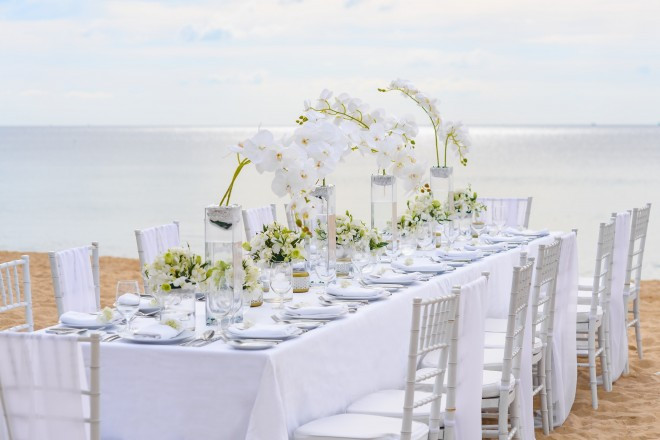 海の風を感じながらのパーティー。ゲストもお腹も満足。