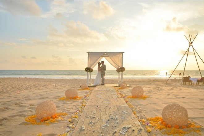 夕日をバックにロマンチックセレモニー