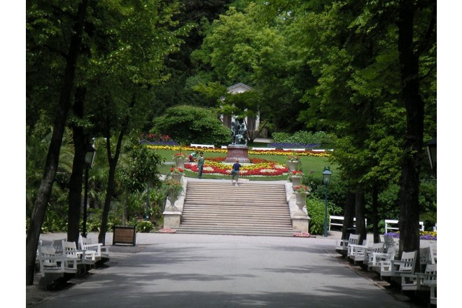花と緑が溢れるザウアーホーフの公園。