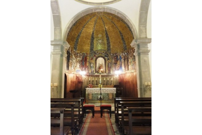 ドーム型の天井の祭壇には神聖な祭壇画が描かれています。