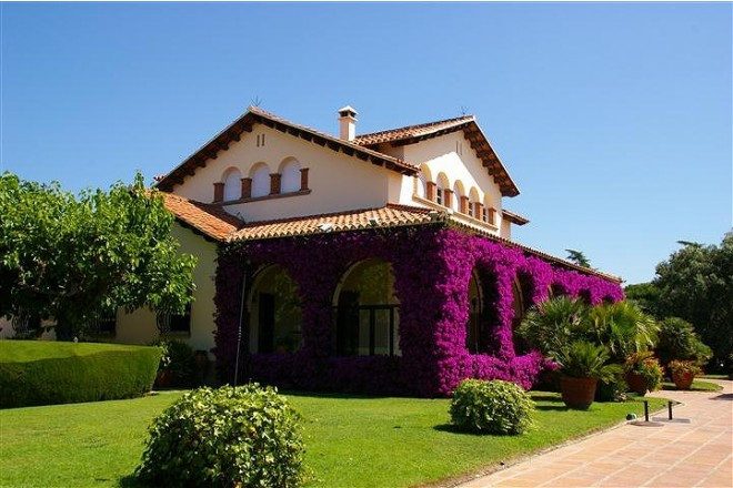 花と緑の恵みを感じる自然豊かなカタルーニャ領主の邸宅。