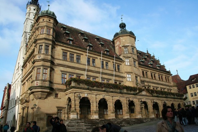 ゴシック様式の重厚な市庁舎。