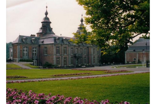 今でも領主が住まう、800年の伝統を持つ古城。