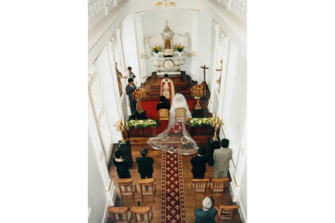 こじんまりとしたクラシカルなピュアホワイトの空間。