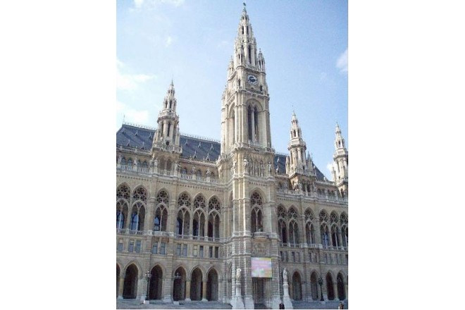 高い尖塔を持つ優美なネオゴシック様式の市庁舎。