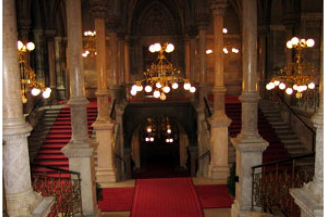 石造りの支柱が並ぶ、さながら美術館のような市庁舎内。