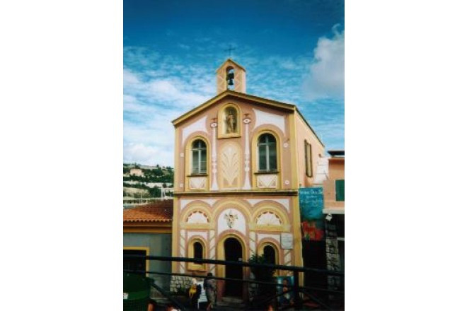 穏やかな村に建つ優しい色合いのチャペル。内部はジャン・コクトーのエッセンスで満たされています。