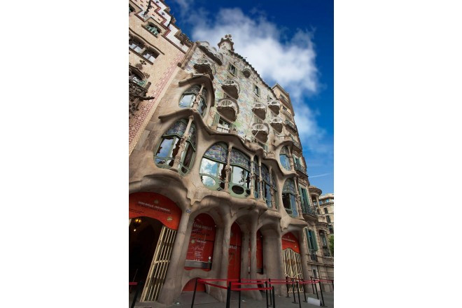 ユネスコの世界遺産に登録されているガウディ屈指の名建築。