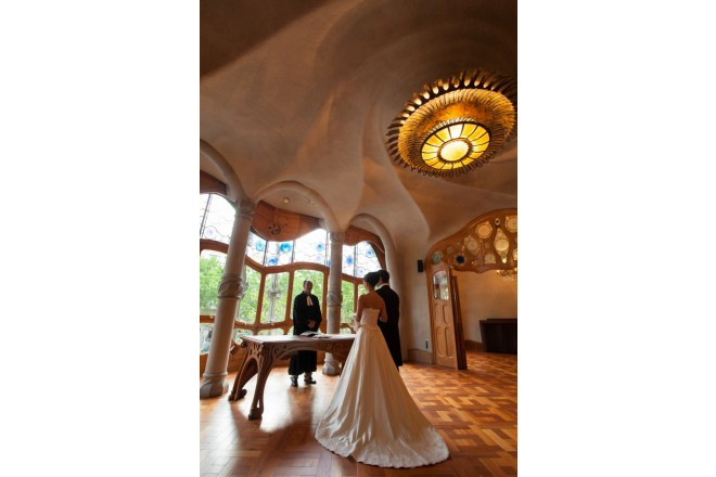 ガウディならではの独特の曲線から生み出されたアーティスティックな空間でのセレモニー。