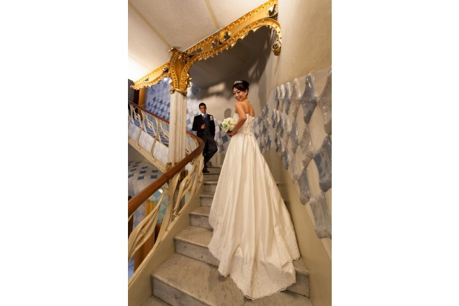 カサ・バトリョ内でのフォトセッションも独創的!ここでしか叶わないガウディワールド一色に。