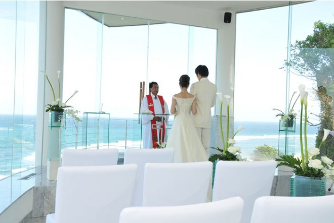 海を眺め下ろす180度の大パノラマが魅力的なチャペル。