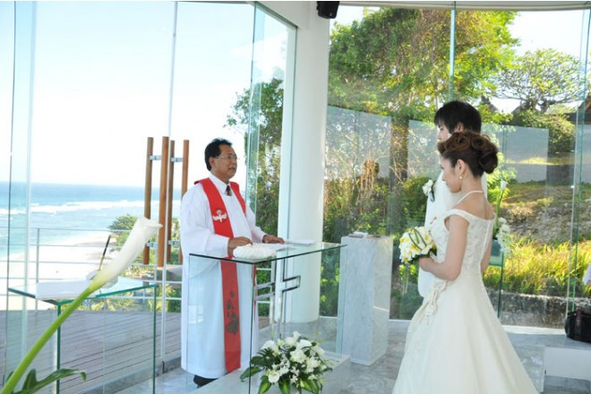 バリの自然を前に、神父様の言葉に耳を傾ける厳かな挙式シーン。