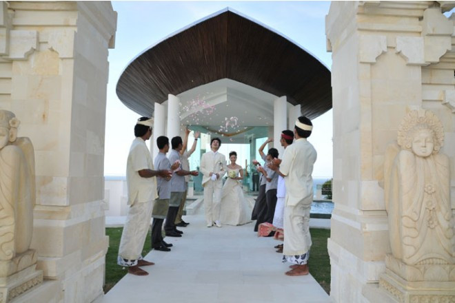 バリ伝統の割れ門の先に建つ、2006年オープンのスタイリッシュなチャペル。