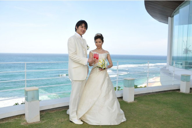 挙式後は、チャペル脇で幸せな美酒を傾ける乾杯セレモニー。