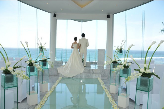 涼しげで、透明感が漂う清楚なチャペル内部。