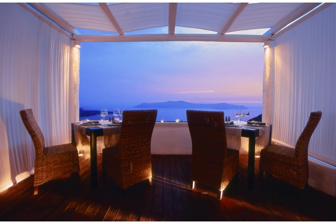 時間のうつろいと共に彩りを変えていくエーゲ海を眺めながらディナーを堪能。