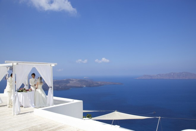 断崖絶壁の上に立つデザイナーズホテル。挙式は紺碧のエーゲ海が見渡せる挙式専用テラスにて。
