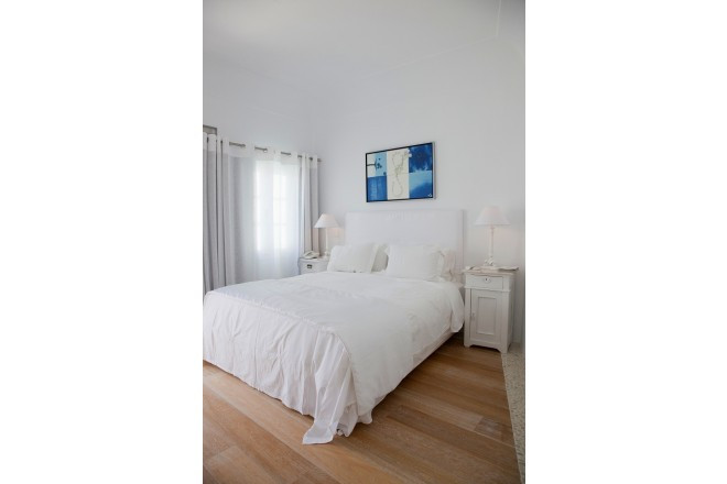 お部屋は清潔感に溢れた白を基調とした空間。