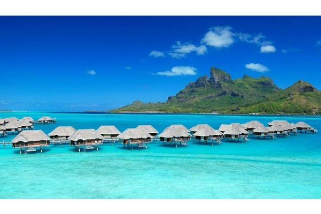 水上に浮かぶエキゾチックなスイートやプール付きビーチフロントヴィラはハネムーンにも最適。