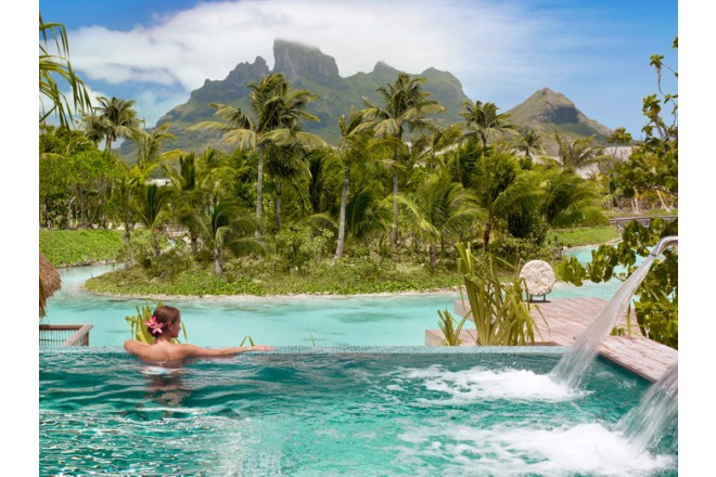 ヤシの木や熱帯植物に囲まれ、オテヌマ山を望む開放的なプールでゆったりと楽しむ。