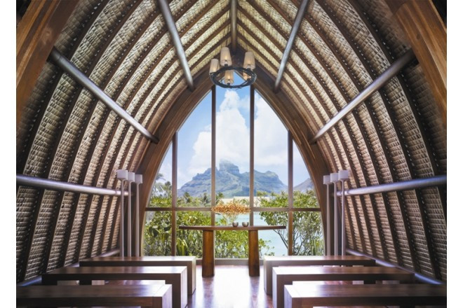 ボラボラ島のターコイズブルーのラグーンとオテヌマ山を見渡す祭壇。